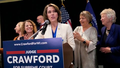 Susan Crawford durante su discurso de victoria en Wisconsin.