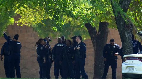 La policía ya tiene una descripción del pistolero que escapó después del tiroteo.
