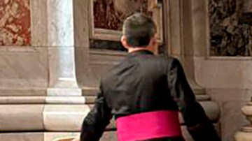 Solos frente a frente, Trump y Zelenski hablaron en El Vaticano.