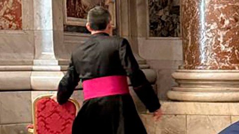 Solos frente a frente, Trump y Zelenski hablaron en El Vaticano.