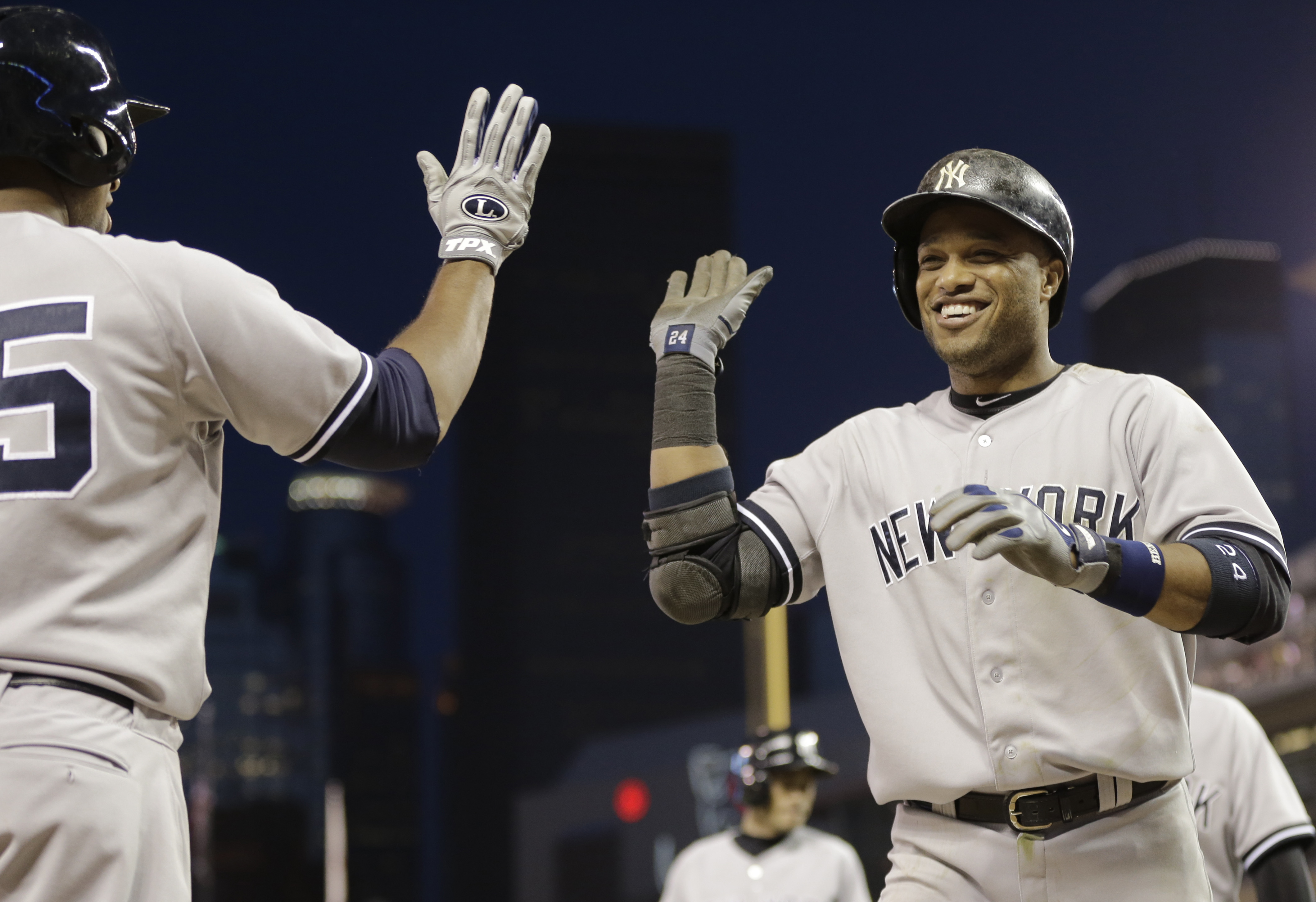 Robinson Canó celebra durante un juego de 2013 uno de los 204 jonrones que bateó en su carrera con los Yankees de Nueva York, equipo con el que jugó por nueve temporadas.
