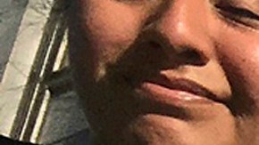 En esta foto de archivo del 14 de abril de 2017, manifestantes sostienen pancartas frente a un juzgado en San Francisco por las ciudades santuario.