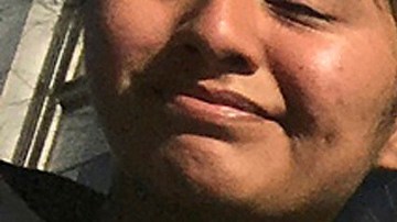 En esta foto de archivo del 14 de abril de 2017, manifestantes sostienen pancartas frente a un juzgado en San Francisco por las ciudades santuario.