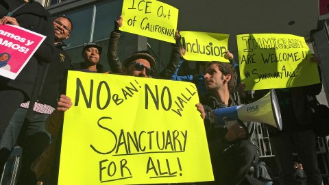En esta foto de archivo del 14 de abril de 2017, manifestantes sostienen pancartas frente a un juzgado en San Francisco por las ciudades santuario.