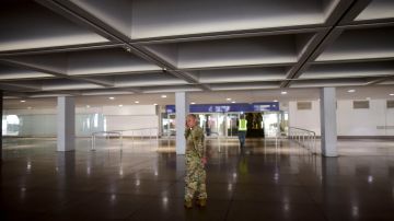 Un miembro de la Guardia Nacional en el exterior del Aeropuerto Luis Muñoz Marín en San Juan