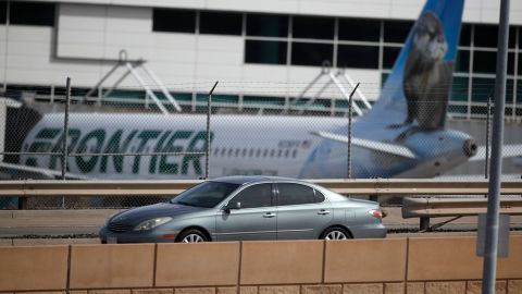 Avión de Frontier Airlines en el aeropuerto de Denver, Colorado