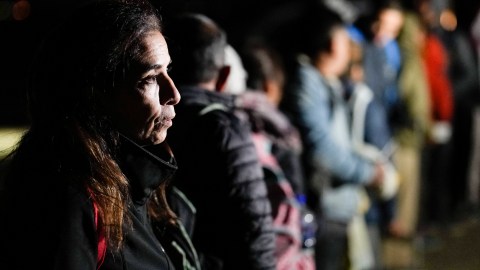 Migrantes hacen fila para solicitar asilo en la frontera