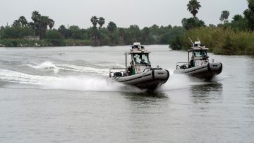 Agentes de la Patrulla Fronteriza de EEUU navegan por el río Bravo (o Grande) en Mission, Texas, el jueves 4 de mayo de 2023.