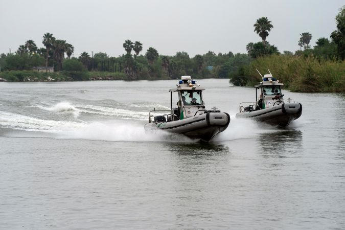 Agentes de la Patrulla Fronteriza de EEUU navegan por el río Bravo (o Grande) en Mission, Texas, el jueves 4 de mayo de 2023.