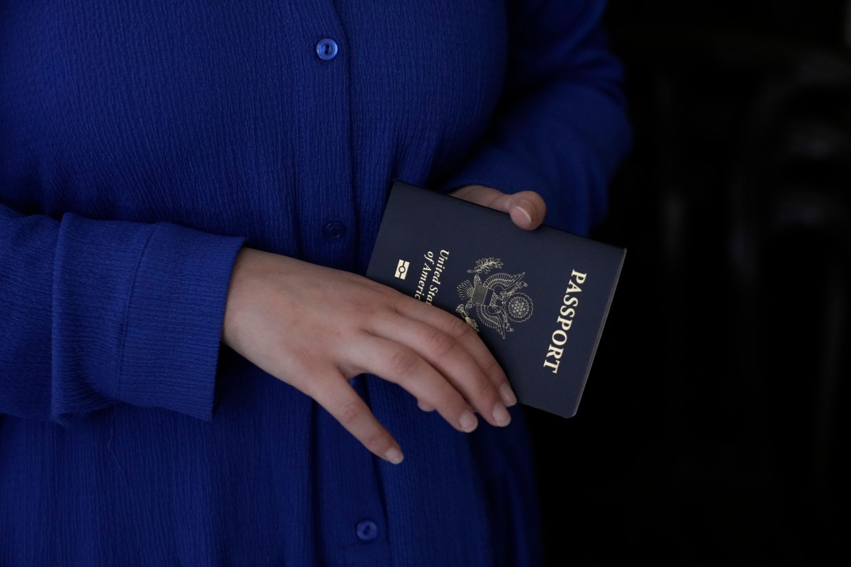 Jueza bloquea política de Trump para que no modifique marcadores de género en el pasaporte