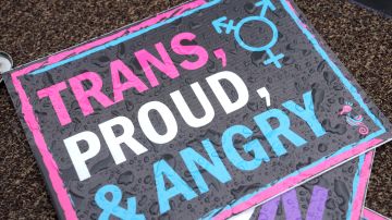 Cartel en respaldo a la comunidad transgénero en Stonewall Pride Parade and Street Festival, en Florida