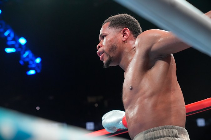 Devin Haney recibe advertencia de Robert García.