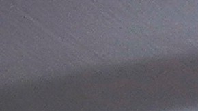 Personas pasan frente al stand del Departamento de Defensa de EE. UU. en el Pabellón Americano.