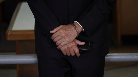 José Cano está acusado de un cargo de manipulación de pruebas y Nancy Cano, de conspiración para manipular pruebas.
