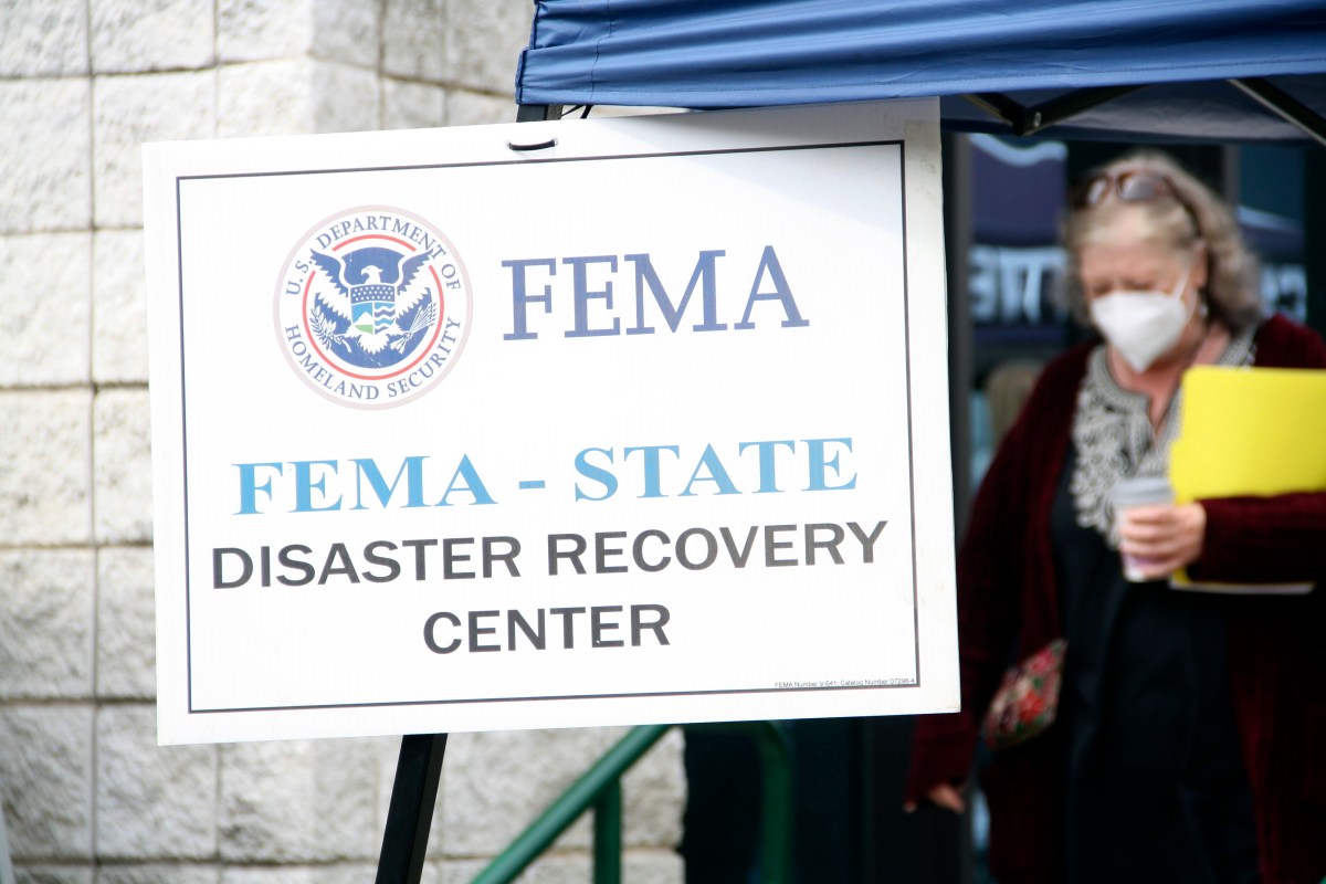 Juez en la mira de los republicanos para juicio político propina golpe a los objetivos de FEMA de Trump