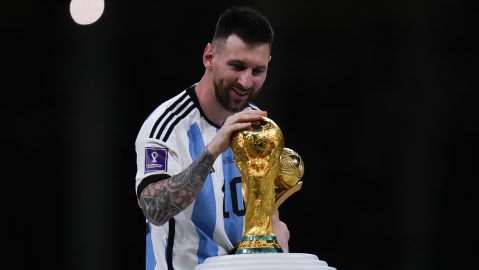 Messi se reencuentra con el trofeo original de la Copa del Mundo en Los Ángeles