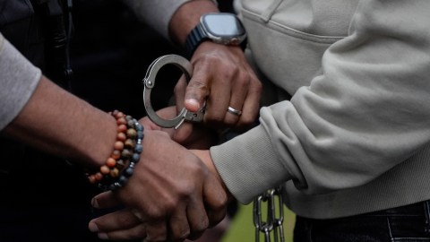 Ortega-López permanece detenido sin derecho a fianza en el Centro de Detención del Condado de Doña Ana en espera de una audiencia de detención.