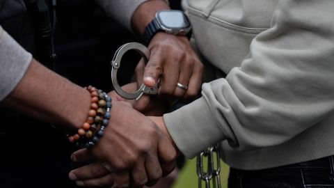 Ortega-López permanece detenido sin derecho a fianza en el Centro de Detención del Condado de Doña Ana en espera de una audiencia de detención.
