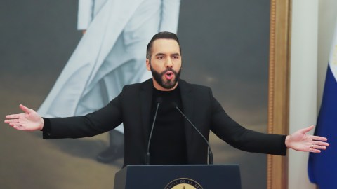 El presidente de El Salvador, Nayib Bukele, da una conferencia de prensa en San Salvador, El Salvador, el martes 14 de enero de 2025.