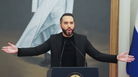 El presidente de El Salvador, Nayib Bukele, da una conferencia de prensa en San Salvador, El Salvador, el martes 14 de enero de 2025.