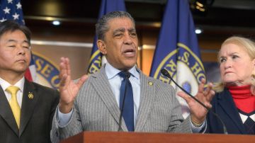 El congresista dominicano Adriano Espaillat es el autor del proyecto de ley.