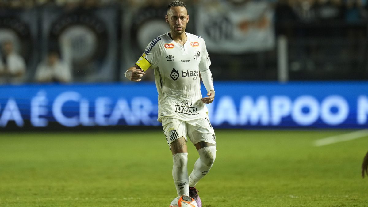 Neymar discutió fuertemente con un hincha tras derrota que dejó al Santos en puestos de descenso