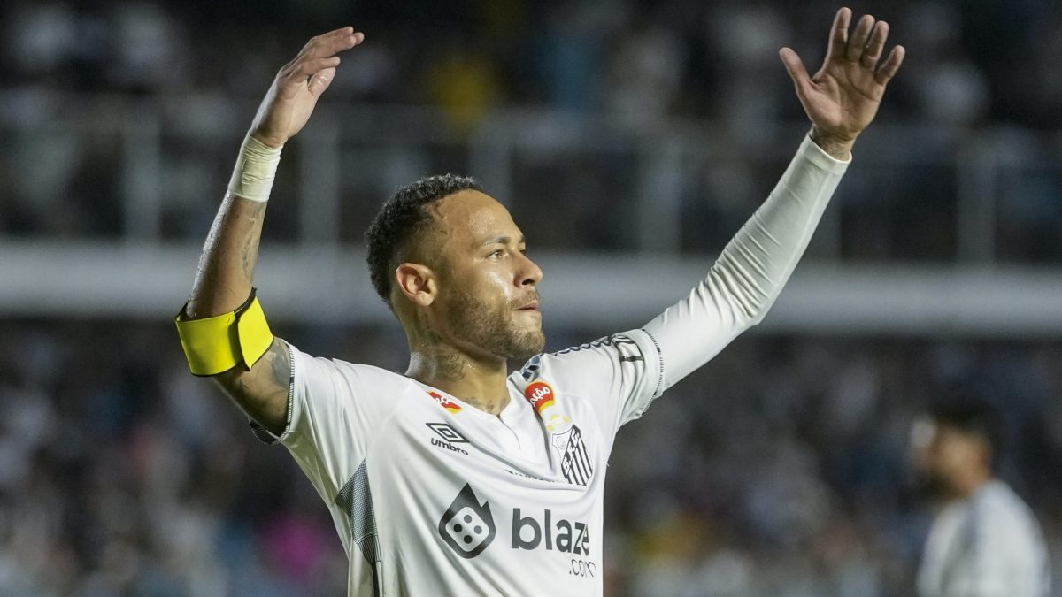 Neymar explota contra la CBF por la prohibición de pararse sobre el balón en Brasil