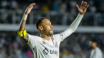 Neymar celebra en su regreso al Santos.