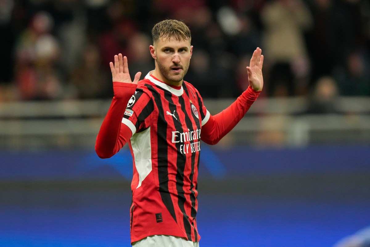 Santiago Giménez estaría en crisis con el Milan, según reportes de la prensa italiana