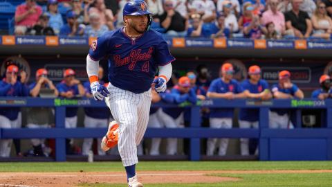 Francisco Álvarez conecta hit ante Houston Astros en el Spring Training 2025.