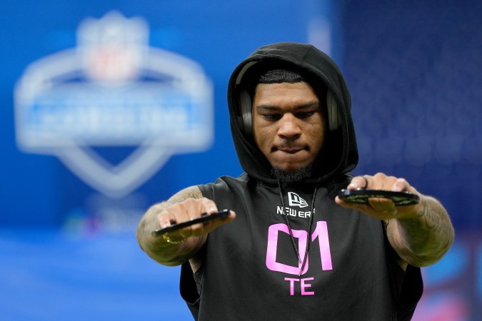 Elijah Arroyo dirá presente en el draft de la NFL.