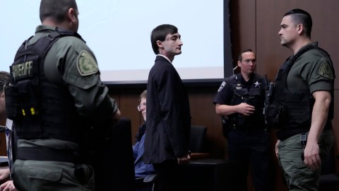 Robert E. Crimo III se retira tras declararse culpable del tiroteo ocurrido en el desfile de Highland Park en la sala del tribunal de la jueza Victoria A. Rossetti en Waukegan, Illinois, el lunes 3 de marzo de 2025.