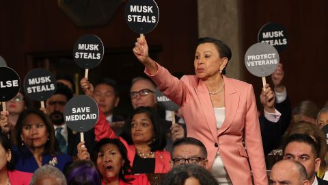 Nydia Velázquez cuestiona a la Administración Trump