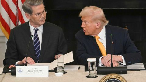Scott Bessent, secretario del Tesoro, junto a Donald Trump.