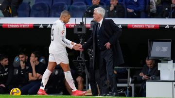 Carlo Ancelotti recibe el apoyo de Luis Figo tras las críticas por la eliminación en Champions.