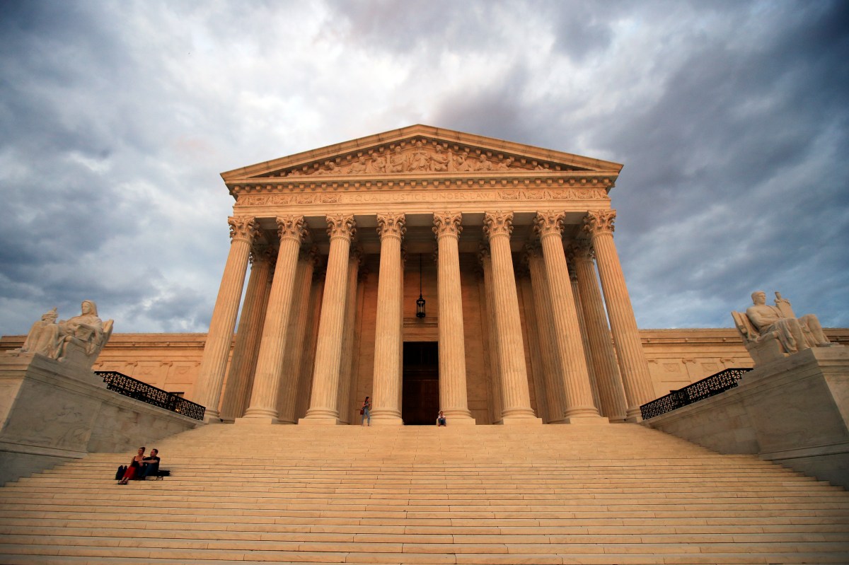 Tribunal Supremo de EE.UU. frena dos órdenes judiciales que revertían los despidos de Trump