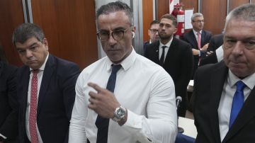 Acusan al médico de Maradona de mentir sobre la última operación al astro argentino y falsificar el informe