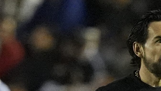 Gerardo Espinoza durante un encuentro dirigiendo a Chivas.