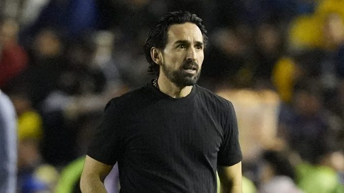 Gerardo Espinoza durante un encuentro dirigiendo a Chivas.