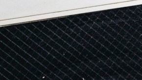 Luigi Mangione, acusado de disparar fatalmente a Brian Thompson, director ejecutivo de UnitedHealthcare, es escoltado a un tribunal estatal de Manhattan en Nueva York, el viernes 21 de febrero de 2025.