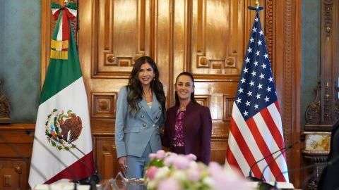 Kristi Noem junto a la presidenta Claudia Sheinbaum.