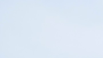 Manifestantes protestan frente a una sala de exhibición de Tesla en Santa Mónica, California, contra Trump y Musk.