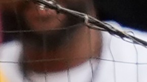 De La Cruz se desliza para lograr la atrapada ante Rangers.