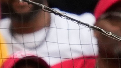 De La Cruz se desliza para lograr la atrapada ante Rangers.