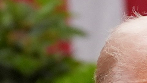Trump sostiene una orden ejecutiva firmada durante un evento para anunciar nuevos aranceles en el Jardín de Rosas de la Casa Blanca.