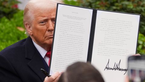 Trump sostiene una orden ejecutiva firmada durante un evento para anunciar nuevos aranceles en el Jardín de Rosas de la Casa Blanca.