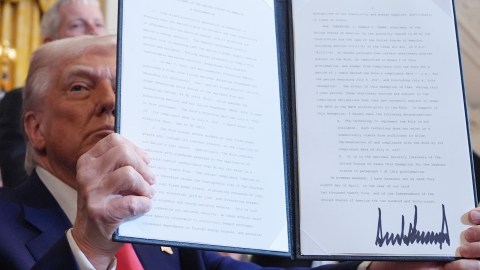 Trump citó específicamente las leyes de Nueva York y Vermont que multan a las empresas de combustibles fósiles por su contribución al cambio climático.