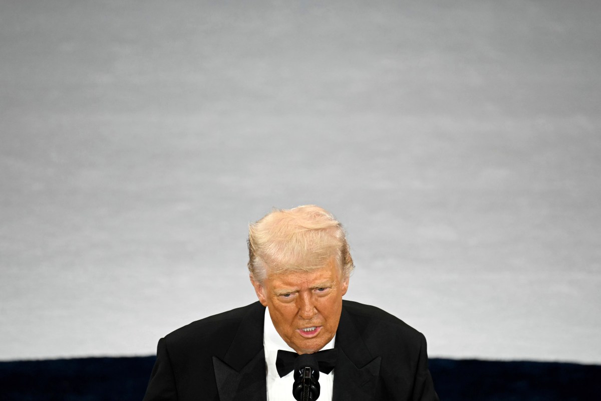 Trump se burla de países que quieren negociar aranceles: "Están besándome el trasero"