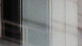 Edificios de oficinas y peatones se reflejan en la ventana de una casa de bolsa mientras un tablero electrónico muestra el índice bursátil de Shanghái en el Distrito Central de Negocios de Pekín.