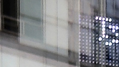 Edificios de oficinas y peatones se reflejan en la ventana de una casa de bolsa mientras un tablero electrónico muestra el índice bursátil de Shanghái en el Distrito Central de Negocios de Pekín.